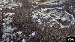 Se calcula que un millón de personas se encuentran reunidas en el Cairo celebrando el fin del gobierno de Mubarak que duró 30 años en el poder.