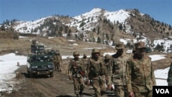 Pasukan Pakistan melakukan patroli di Ditta Kheil, Waziristan utara dekat perbatasan Afghanistan (foto: dok).