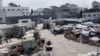 Sejumlah tenda buatan berdiri di halaman Rumah Sakit Al Shifa di Jalur Gaza, pada 12 November 2023, di tengah operasi penyerbuan yang dilakukan Israel terhadap rumah sakit tersebut. (Foto: Ahmed El Mokhallalati/via Reuters)