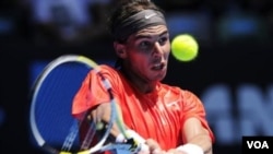 Rafael Nadal mengembalikan bola lawannya Ryan Sweeting dari Amerika dalam pertandingan babak kedua Australia Terbuka hari Kamis (20/1).