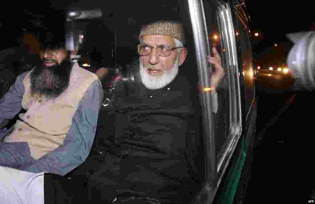 حکومتِ پاکستان نے سید علی گیلانی کو 2020 میں پاکستان کے سویلین ایوارڈ ' نشانِ پاکستان' سے نوازا تھا جس پر بھارت نے شدید نکتہ چینی کی تھی۔ 
