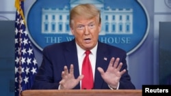 El presidente de EE.UU., Donald Trump informó este lunes sobre las gestiones de su gobierno para que estados como Nueva York y Nueva Jersey reciban más equipos médicos para detener el contagio por coronavirus.
