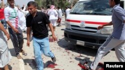 Sejumlah warga tampak di sekitar tempat terjadinya serangan bom di Baquba, Irak (17/5). 