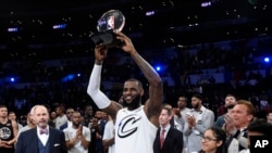 LeBron James soulève son trophée de MVP, Los Angeles, le 18 février 2018 