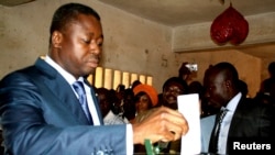 Le président togolais Faure Gnassingbé (à g.) vote à Lomé le 25 juillet 2013
