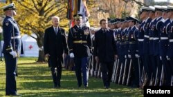 Američki predsjednik Joe Biden i prva dama Jill Biden domaćini su francuskom predsjedniku Macronu i njegovoj supruzi Brigitte na službenoj državnoj ceremoniji dolaska u Bijelu kuću u Washingtonu.
