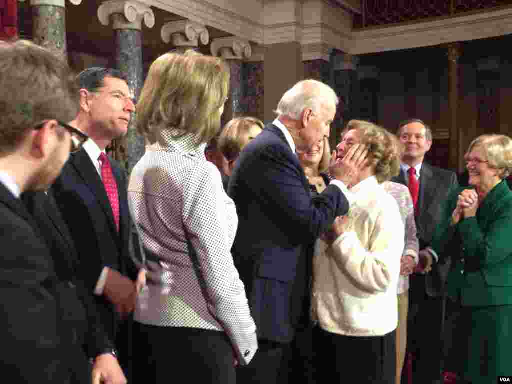 拜登副總統與參議員家屬寒喧