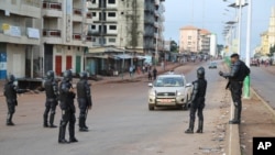 La police anti-émeute déployée sur une rue de Conakry, en Guinée, 11 octobre 2015. ((AP Photo/Youssouf Bah)