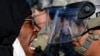 Para pengunjuk rasa berhadapan dengan tentara Garda Nasional di East Lake Street, St. Paul, Minnesota, dalam demonstrasi memprotes kematian George Floyd, 29 Mei 2020.