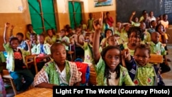 Dans une école burkinabè pour les enfants entendants et mal-entendants, l'école CEFISE.