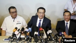 Le ministre des Transports de la Malaisie Liow Tiong Lai parle lors d'une conférence le 3 Mars 2016 à propos des débris trouvés sur une plage au Mozambique qui peut être appartenir à l'avion du vol Malaysia Airlines MH370. (REUTERS/Olivia Harris - RTS923W)