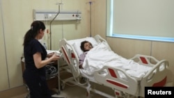Vafa Šabanova, putnica sa aviona Azerbejdžan Erlajnsa koji se srušio u Kazahstanu u bolnici u Bakuu u Azerbejdžanu 27. decembra 2024. 