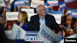 Bakal calon presiden dari Partai Demokrat, Bernie Sanders dan istrinya, Jane mendapat sambutan meriah dari pendukungnya
