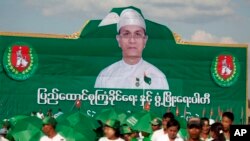 ၂၀၁၅ ခုနှစ် နိုဝင်ဘာလက ပြုလုပ်သော ပြည်ထောင်စု ကြံ့ခိုင်ရေးနှင့် ဖွံ့ဖြိုးရေး ပါတီ၏ မဲဆွယ် စည်းရုံးရေး လှုပ်ရှားမှု တစ်ခုကိုတွေ့ရစဉ်။ ဓါတ်ပုံ - (AP Photo/Khin Maung Win)