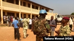 Des soldats français et de la Minusca au quartier de PK5 à Bangui‬. (VOA Afrique/Tatiana Mossot)