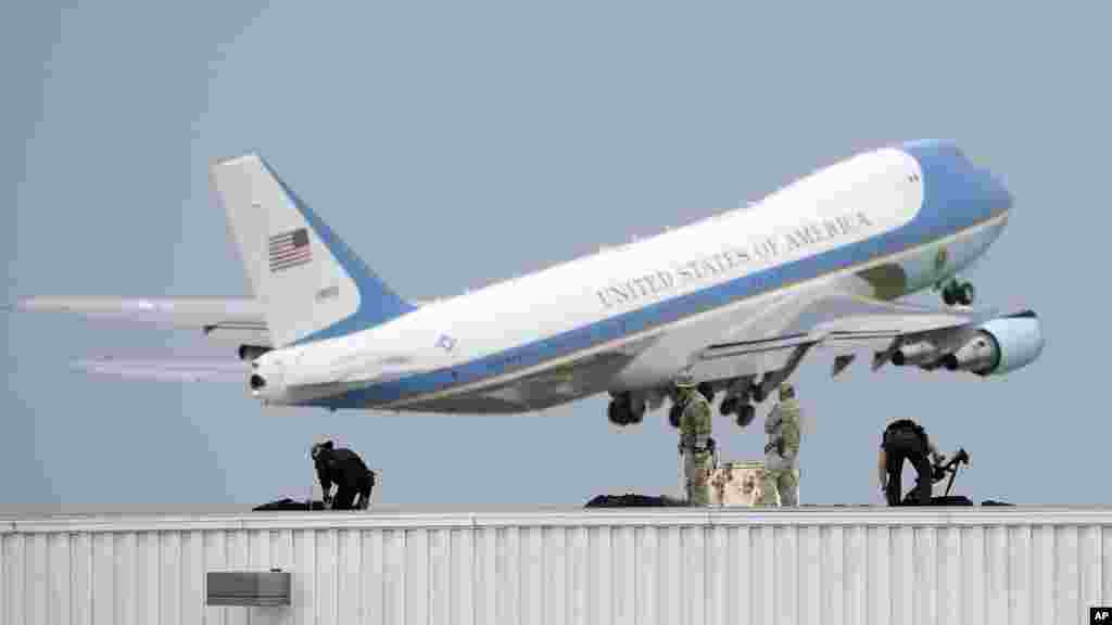 Air Force One, l'avion du président américain, décolle à l'aéroport international d'Orlando, en Floride, le jeudi 16 juin, 2016.