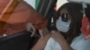 Una mujer recibe la vacuna china Sinovac contra el COVID-19, en un centro de vacunación instalado en el aeropuerto Carrasco de Ciudad de la Costa, en Canelones, Uruguay, el 8 de abril de 2021.