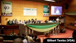 Table des officielle à la cérémonie d’ouverture de la conférence de la Communauté économique des Etats d'Afrique de l'Ouest (Cédéao) à Abuja, Nigeria, 26 avril 2018. (VOA/Gilbert Tamba)