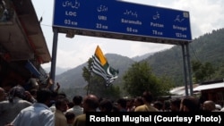 Warga Kashmir-India melakukan aksi unjuk rasa memrotes penghapusan status khusus, Selasa (6/8). 