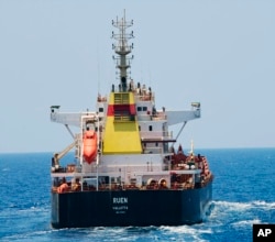 Foto kapal bekas MV Ruen yang dibajak, Sabtu 16 Maret 2024. (Foto: Angkatan Laut India via AP)