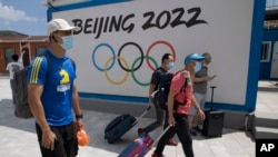 资料照片：到河北省张家口崇礼的游客走过北京2022冬季奥运会的广告牌。（2020年8月13日）
