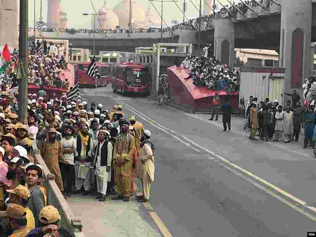 بدھ کو آزادی مارچ کے شرکا نے لاہور میٹرو کی سڑک پر آنے کی کوشش کی جنہیں انصار الاسلام کے رضا کاروں نے ہٹا دیا۔