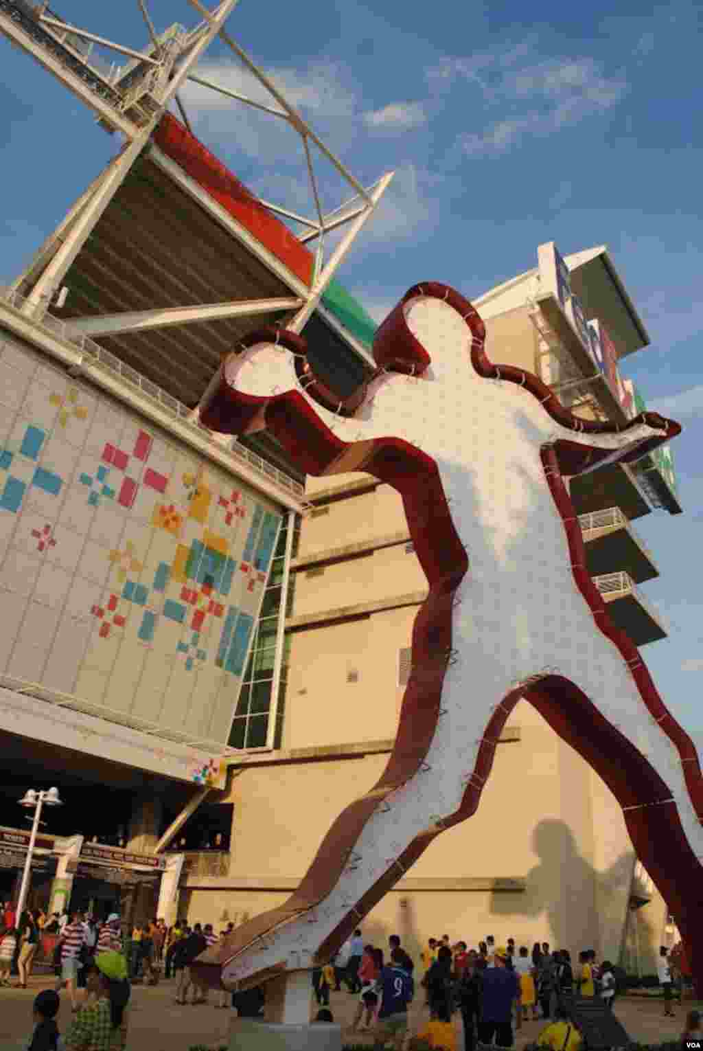 Soccer fans walk into FedEx Field stadium in Landover, Maryland to watch the U.S. men's national team face Brazil in an international friendly on May 30, 2012. VOA/M/ Lipin