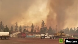 Pusaran api pada kebakaran hutan Tennant di Hutan Nasional Klamath, di Macdoel, California, AS, 29 Juni 2021. (Foto: U.S. Forest Service/Rachel Smith via REUTERS)