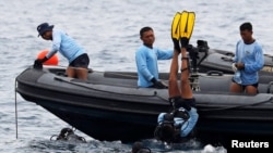 Gwanayen ninkaya na kasar Indonesia suna neman jirgin Lion Air JT610 da ya fadi jiya Litinin