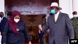 Rais wa Uganda Yoweri Museveni akiwa na mwenzake wa Tanzania Samia Suluhu Hassan walipokutana katika ikulu ya Entebbe April 11, 2021