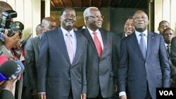 Presiden Laurent Gbagbo (kanan) bersama delegasi ECOWAS setelah pembicaraan di Abidjan, Senin 3 Januari 2011.