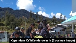 Proses evakuasi salah satu korban penembakan di Kabupaten Intan Jaya, Papua, Sabtu, 26 Oktober 2019, sebagai ilustrasi. (Foto: Kapendam XVII/Cenderawasih) 