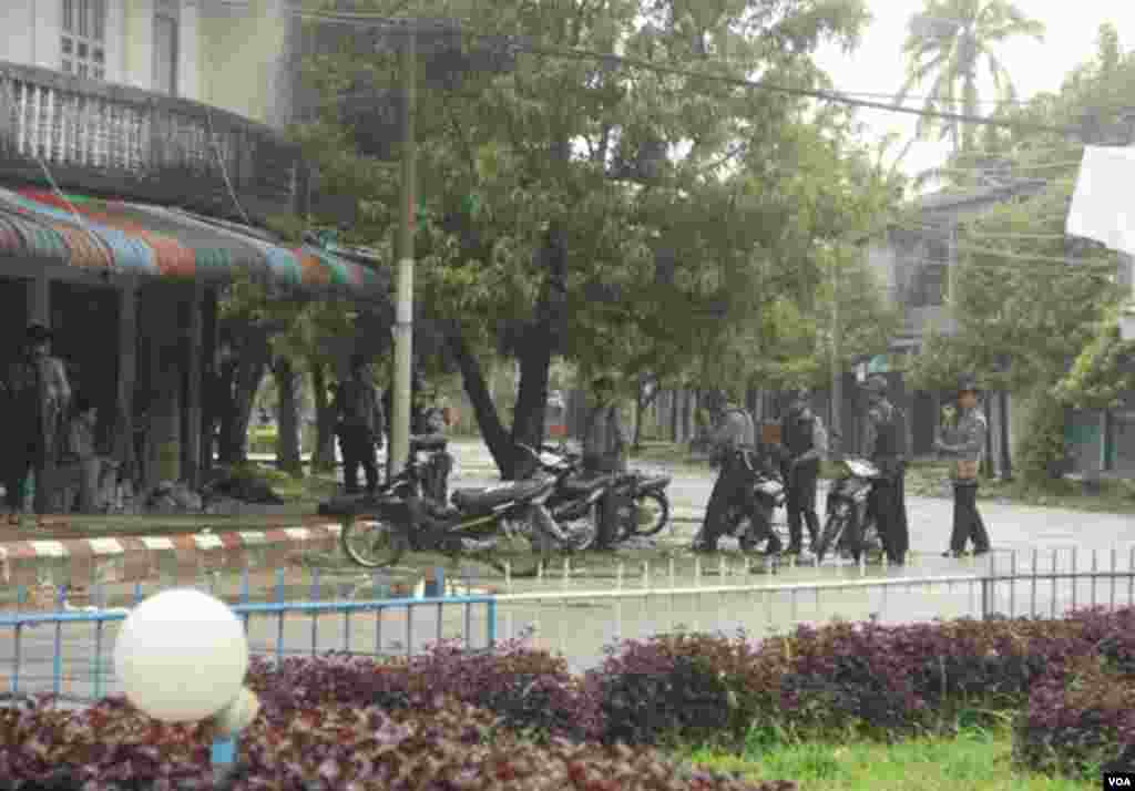 မောင်တောနာရီစင်အနီးမှ လုံခြုံရေးတပ်ဖွဲ့ဝင်များ