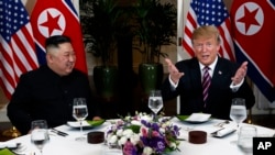特朗普在與金正恩參加晚宴時講話。（2019年2月27日）