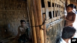 Rorbiza (17 tahun), seorang penyintas korban perdagangan manusia, beristirahat di sebuah rumah di Dapaing, Sittwe Utara, negara bagian Rakhine barat, Myanmar,12 Mei 2015 (Foto: dok).