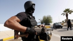 Un membre de la force chargée de protéger le gouvernement d'unité de la Libye à l'entrée de l'administration du gouvernement, à Tripoli, en Libye, le 14 avril 2016