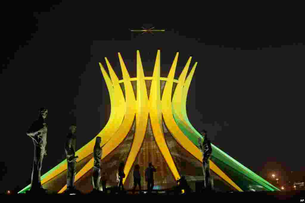 Katedral Metropolitan disinari cahaya sesuai warna nasional Brazil untuk menghormati Piala Dunia di Brasilia, Brazil. (AP/Eraldo Peres)