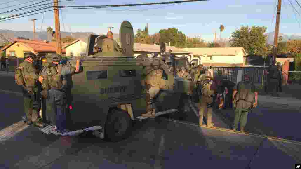 Les policiers, à l'aide de véhicules blindés, effectuent des recherches dans la zone où le véhicule des suspects a été localisé, San Bernardino, Californie, 2 décembre 2015. 