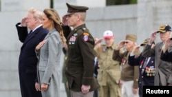 Presiden Donald Trump bersama para veteran dalam upacara peringatan 75 Tahun Perang Dunia 2, di Washington D.C., 8 Mei 2020. (Foto: Reuters) 