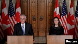 Menteri Luar Negeri Amerika Rex Tillerson dan Menteri Luar Negeri Kanada Chrystia Freeland saat menggelar konferensi pers di Parliament Hill, Ottawa, Ontario, 19 Desember 2017. (Foto: dok).