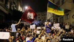  Des milliers de manifestants protestent dans les rues de Al-Hoceïma, au Maroc, le 1er juin 2017. (REUTERS/Youssef Boudlal)