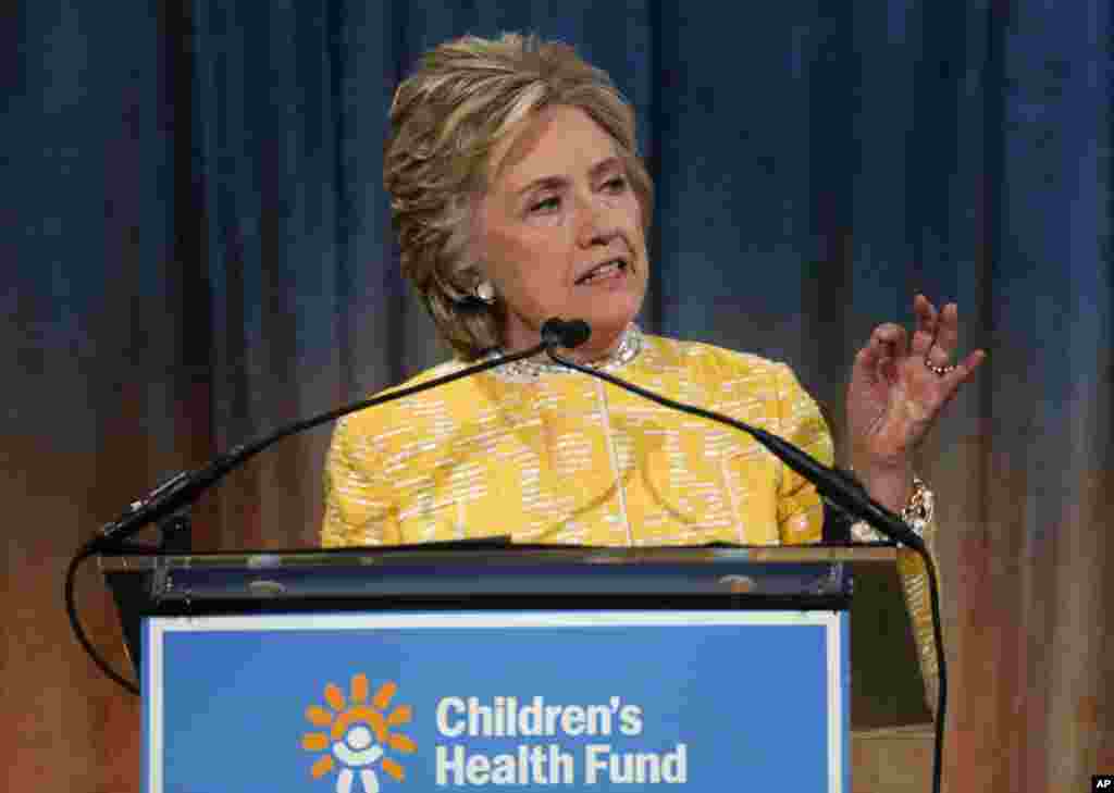 Hillary Clinton prononce un discours pour le Fonds de la santé de l'Enfant, New York, 23 mai 2017. 
