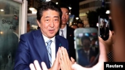日本首相安倍晉三在東京出席一場競選活動後向支持者致意（2017年10月20日）
