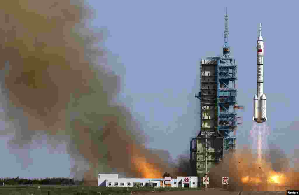 Roket Long March 2-F yang mengangkut pesawat antariksa Shenzhou-10 meluncur dari Pusat Peluncuran Satelit Jiuquan di provinsi Gansu (11/6).