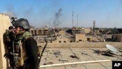 Las fuerzas de seguridad iraquíes han logrado entrar al complejo gubernamental en el centro de Ramadi, la capital de la provincia Anbar.