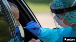 FOTO DE ARCHIVO: Un trabajador de la salud usa un hisopo para tomar una prueba de coronavirus (COVID-19) en Houston, Texas, EE. UU., 18 de agosto de 2020.