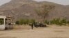 Des militaires camerounais du bataillon d’intervention rapide à la frontière entre le Cameroun et le Nigeria à Kerawa dans l’extrême-nord, le 6 janvier /2021 (VOA/Emmanuel Jules Ntap)