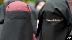 Des femmes voilées assistent à un discours du prédicateur Pierre Vogel, à Offenbach, près de Francfort, en Allemagne, le 28 juin 2014.
