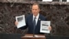 El representante de la acusación de la Cámara de Representantes, Adam Schiff, demócrata de California, sostiene documentos redactados mientras habla durante el juicio de destitución contra el presidente Donald Trump.