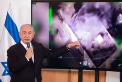 El primer ministro israelí, Benjamín Netanyahu, presenta una serie de fotos del conflicto con Hamas a embajadores extranjeros en Tel Aviv, Israel, el 19 de mayo de 2021.